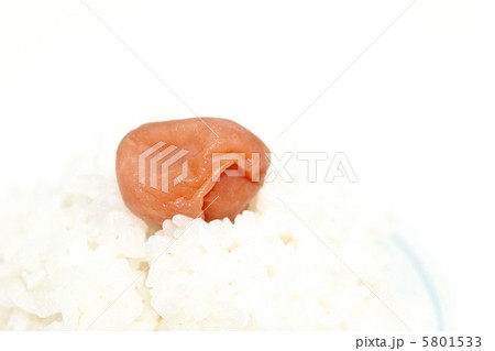 炊きたてご飯に梅干し 5801533