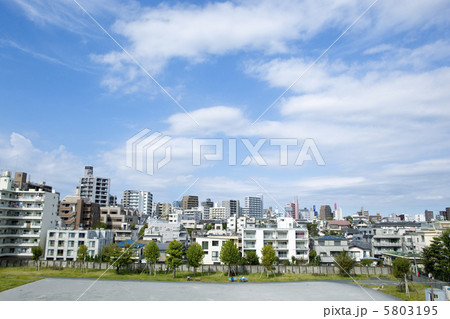 住宅と青空 5803195