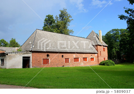 The thrown house 5809037