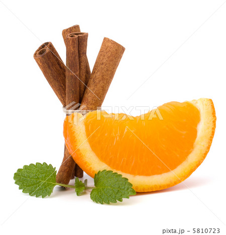 Orange fruit segment, cinnamon sticks and mint. Hot drinks ingre Orange fruit segment, cinnamon sticks and mint. Hot drinks ingre 5810723