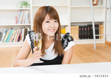シャンパンを飲む女性 シャンパンを飲む女性 5815854