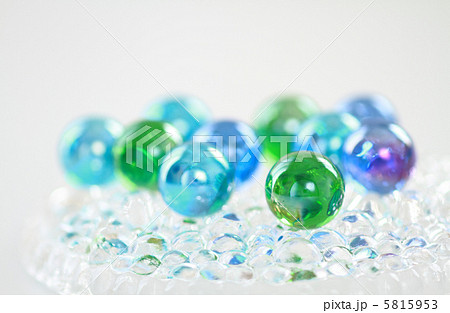 青と緑のビー玉　白バック 5815953