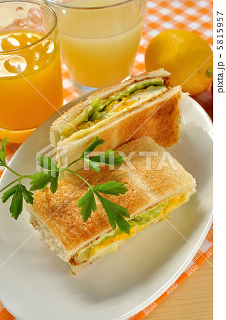 チーズエッグのホットサンドイッチ 5815957