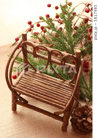 ベンチの置き物とクリスマスをイメージした装飾（白背景） 5817985