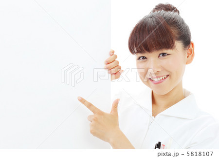ボードを持つ医療系女性 5818107