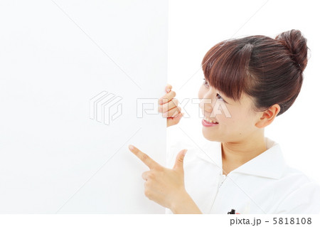 ボードを持つ医療系女性 5818108