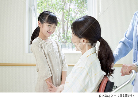 看護婦とシニアと子供 看護婦とシニアと子供 5818947