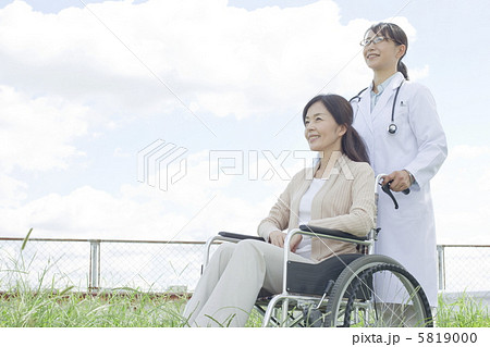 医師とシニア 5819000