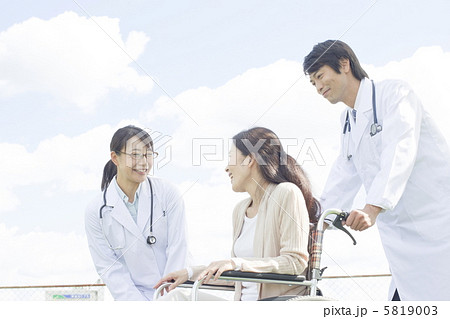 医師とシニア 5819003