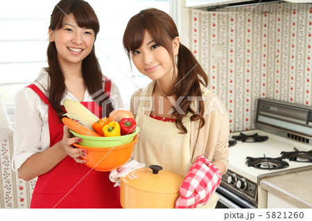 料理をする女性 5821260