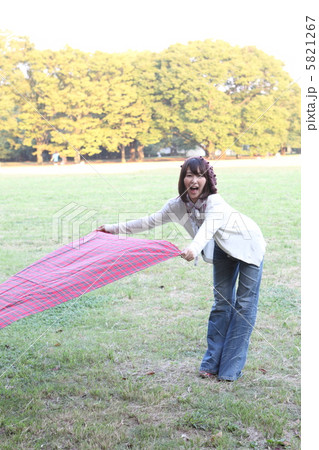 ピクニックの準備をする女性 ピクニックの準備をする女性 5821267