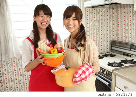 料理をする女性 5821273