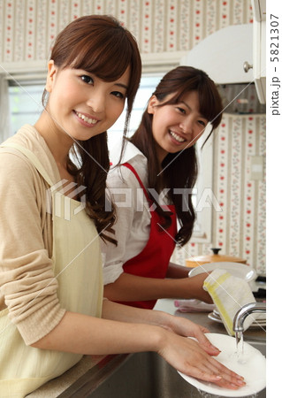 お皿を洗う女性 5821307