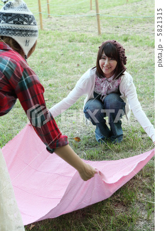 ピクニックの準備をする女性 5821315