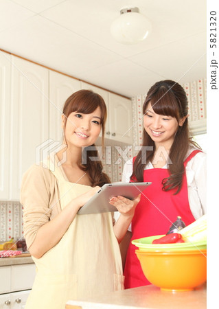 タブレットでレシピを見る女性 5821320