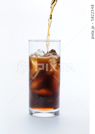 グラスに注ぐコーラ 5822548