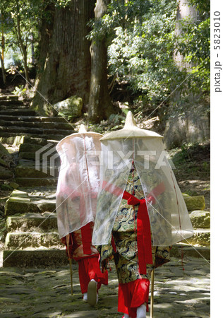 熊野古道を歩く平安衣装の女性　イメージ素材　大門坂を歩く花装束の女性　タイムスリップしたような風景 5823010