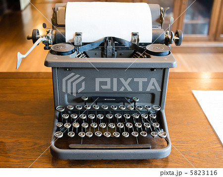 アンティークなタイプライター 5823116