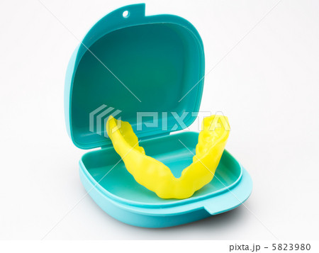 青ケースに入った黄色のマウスピース 背景白 青ケースに入った黄色のマウスピース 背景白 5823980