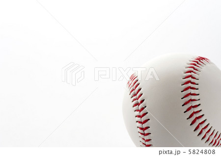 白背景に野球のボール 5824808