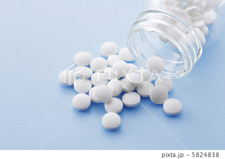 ガラスの瓶から溢れた錠剤 5824838