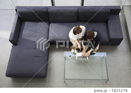 ソファでパソコンを見る男女 5825276