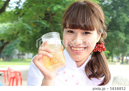 満面の笑みでビールを味わうベトナム美人の写真素材 552