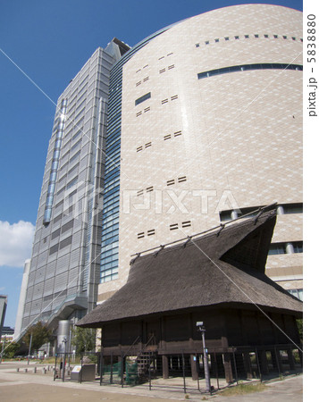 法円坂遺構復元倉庫と大阪歴史博物館 5838880