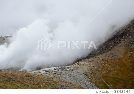 山肌と火山ガスの噴煙 5842544