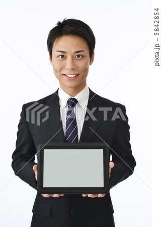 タブレットを持つビジネスマン タブレットを持つビジネスマン 5842854