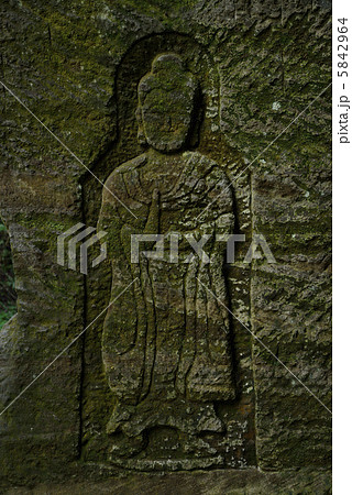 朝夷奈切通の大切通に彫られた如来立像 5842964