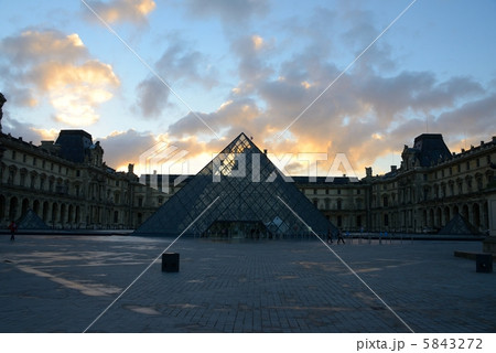 フランス　パリ　ルーブル美術館 5843272