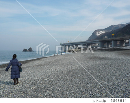 冬の親不知海岸にて 5843614