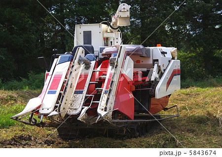 コンバイン　稲刈り機械 5843674