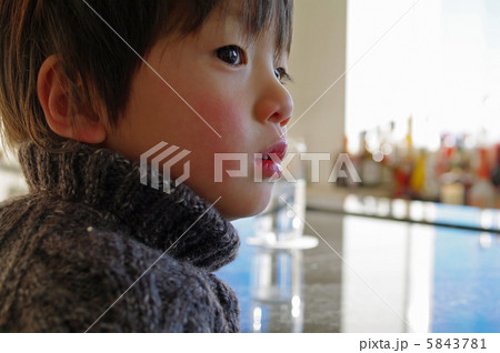 バーのカウンターに座る子供 バーのカウンターに座る子供 5843781