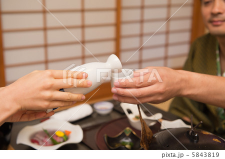 熱燗をつぐ女性の手元 5843819