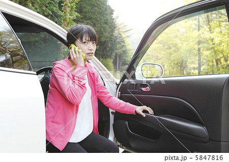 自動車とスマホの女性 自動車とスマホの女性 5847816