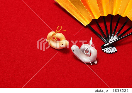 夫婦蛇　巳年の金銀ハート形の手作り人形 5858522