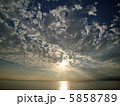ひつじ雲と海に沈む太陽 5858789