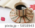 コーヒーと読書と秋 5858943