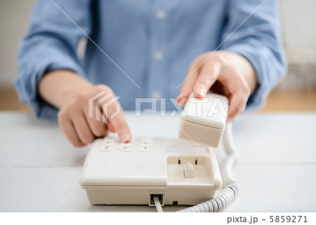 受話器を持つ女性 5859271
