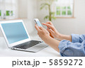 スマートフォンとノートパソコン 5859272