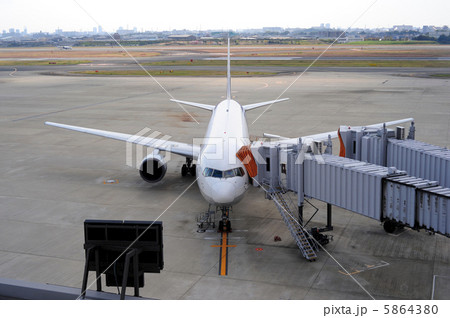 出発前の旅客機-1 5864380