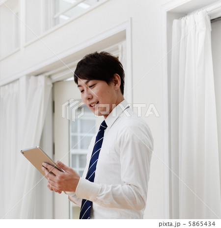 タブレットを持つ男性 タブレットを持つ男性 5865434