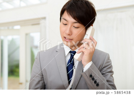 電話をかけるビジネスマン 5865438