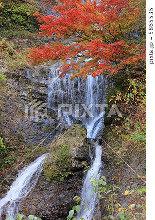 秋の唐沢の滝　 5865535