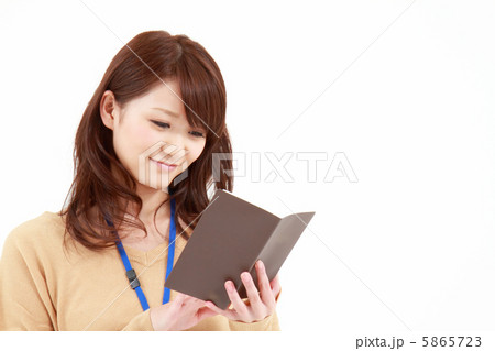 手帳を見るOL 5865723