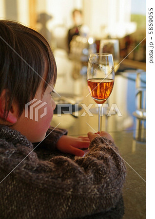 ワイングラスを見詰める子供 ワイングラスを見詰める子供 5869055