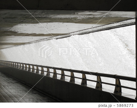 湯田貯砂ダム通路と水のカーテン 5869273