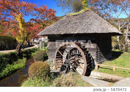 忍野村の水車小屋 忍野村の水車小屋 5870472